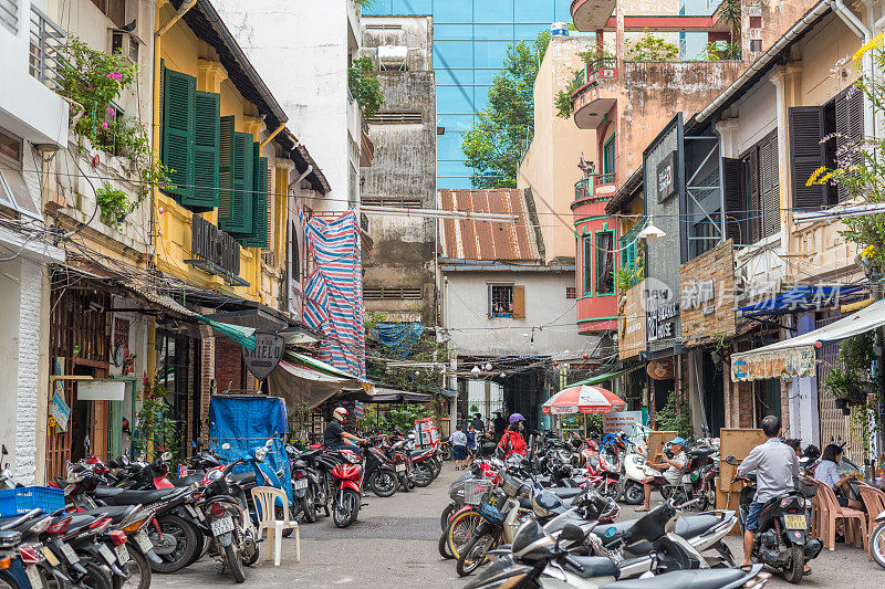 越南胡志明市第一区Nguyen Cong Tru街一个老街区的拱门后面的庭院